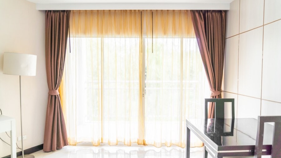 curtain-interior-decoration-living-room_1339-38605